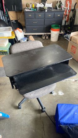 Adjustable desk (sit/stand)