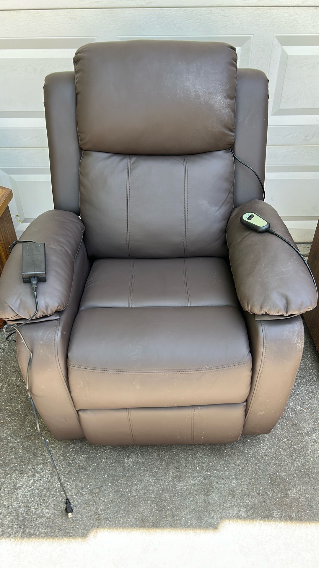 ELECTRIC RECLINING CHAIR !