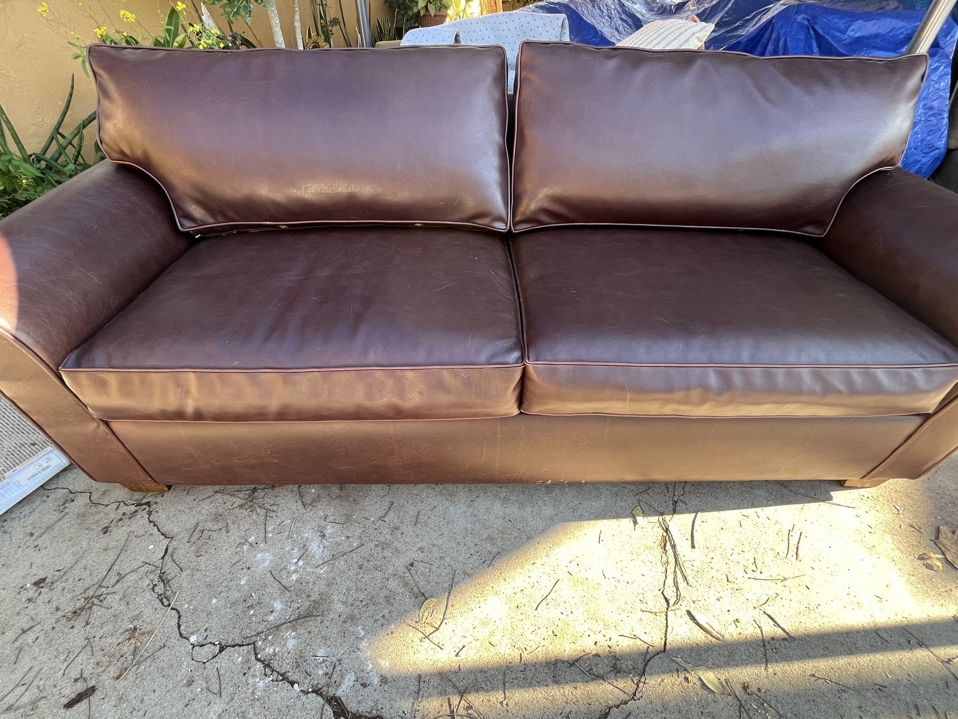 Brown Leather Sofa – Great Condition, Comfortable & Stylish