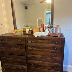 LUXRUY 8 drawer dresser with detachable mirror 