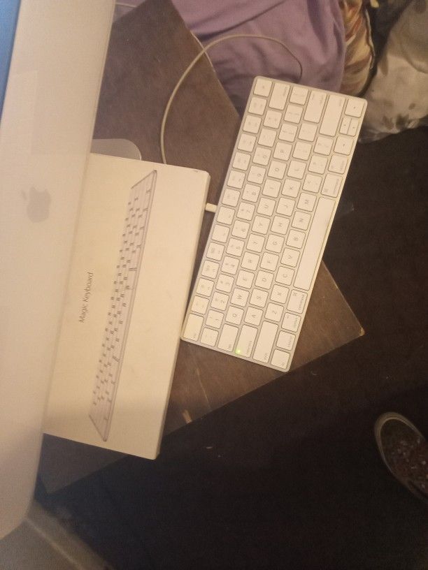 Apple Monitor and keyboard computer 50 bucks no 48