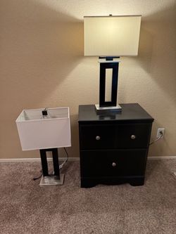 Nightstand w 2 matching lamps