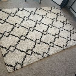 5x7 Cream Diamond Pattern Rug
