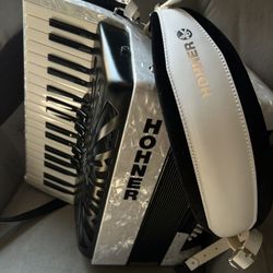 Hohner Piano Accordion 72 Bass 