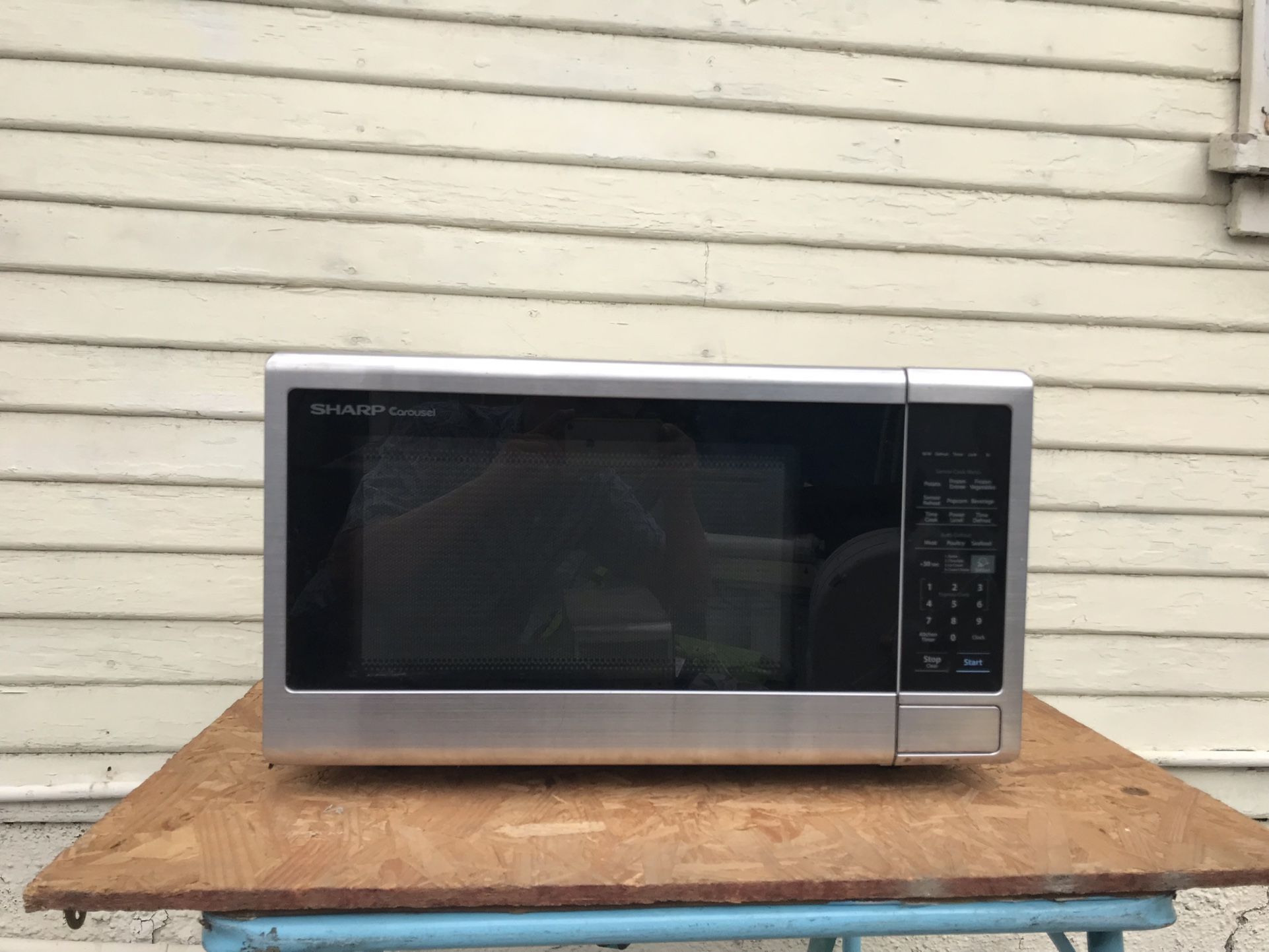 Sharp 1.4cu ft. 1000-Watt Stainless Steel Carousel Microwave