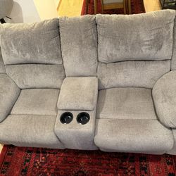 🔥 Reclining Loveseat with Console – Excellent Condition 🔥