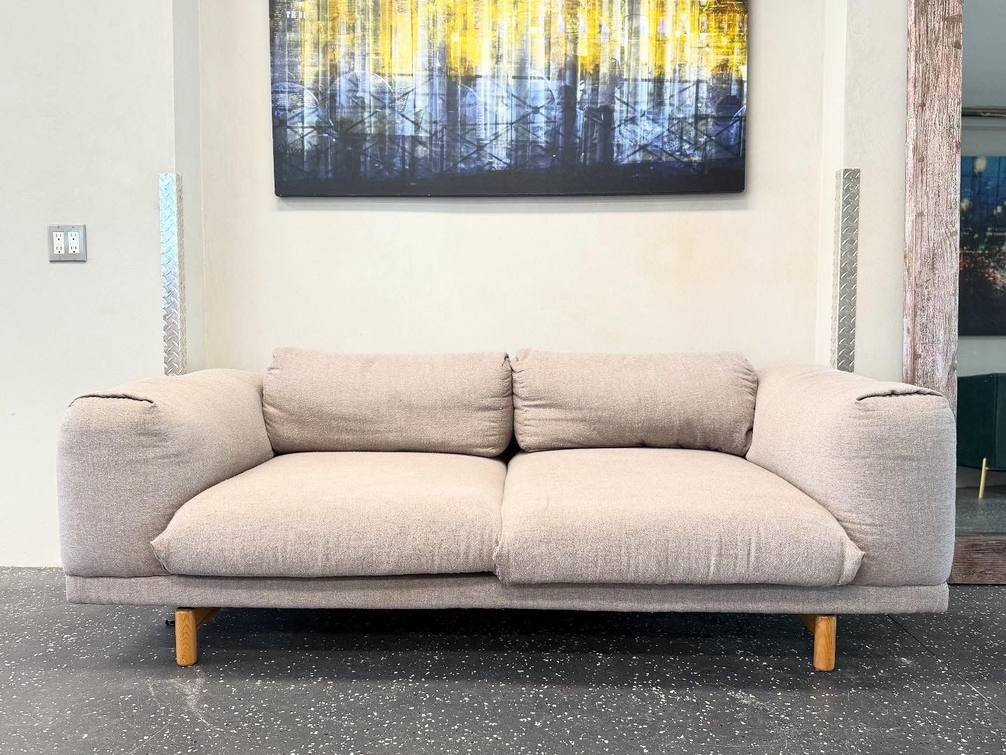 MODERN REST SOFA / FREE DELIVERY / PICK UP OPTION  