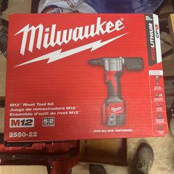Milwaukee M12  Lithium-Ion Cordless Rivet Tool Kit