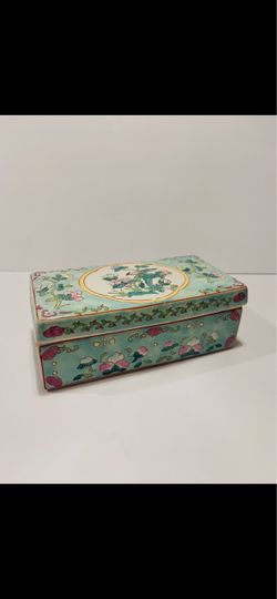 Antique Canton Famille Rose Porcelain Lidded Box . Beautiful and very rare porcelain brush box features a medallion lid with hand painted bird and flo