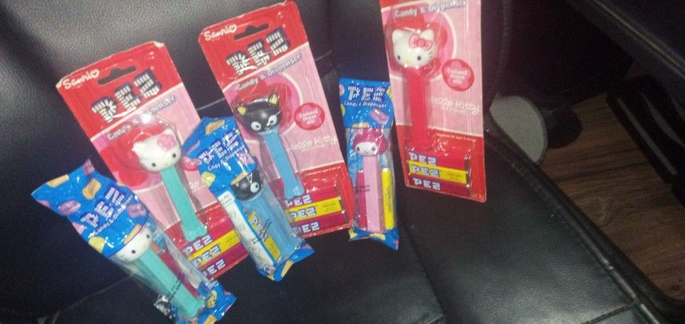 HELLO KITTY.      PEZ dispensers 