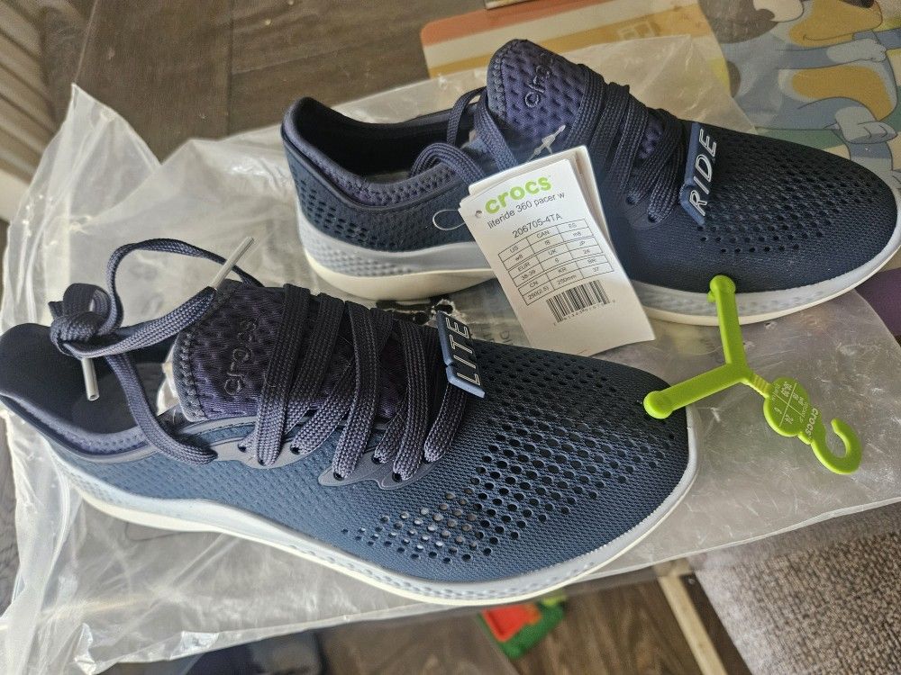 Crocs Size 8 Women
