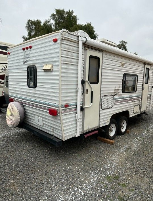1995 Nomad Skyline 2360 Deluxe