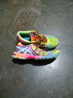 Asics. Size 8 Tennis Shoes 