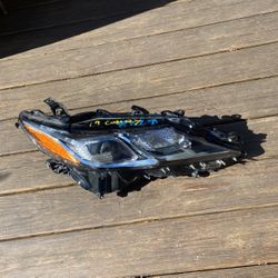 2019 Toyota Camry Headlight Right/passenger 