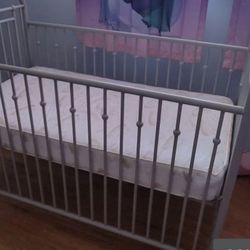 New Baby Crib -- Includes Mattress!