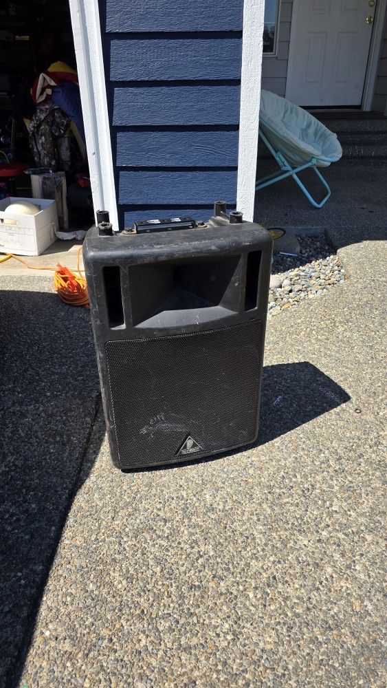 Behringer B300 300-watt 15” Powered PA Speaker won't turn on