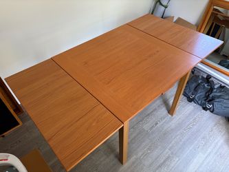 Scandinavian Table with built-in leaves