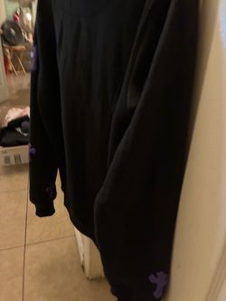 Suéter negra con morado