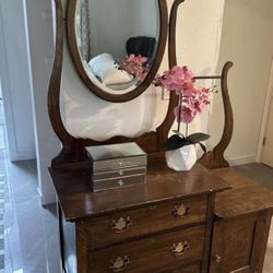 ✨✨✨✨UNIQUE ANTIQUE DRESSER W/. Mirror