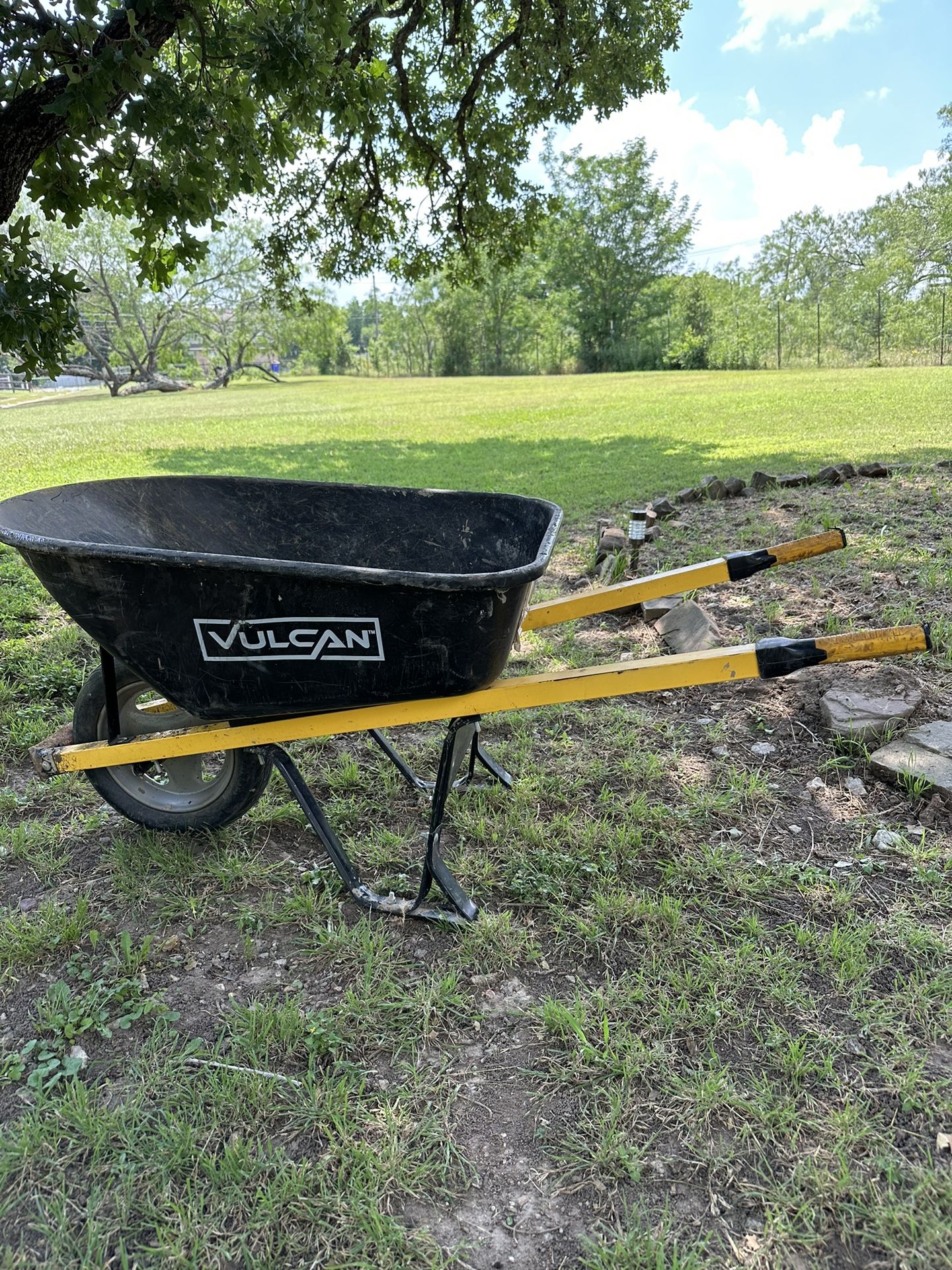 Vulcan 34472 Contractor Wheelbarrow, 6 cu-ft Volume, Steel, 16 in Wheel, Cushion-Grip Handle