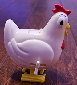 Hubba Bubba Cluckers Bubble Gum and Candy Dispenser Wind-Up Chicken Toy