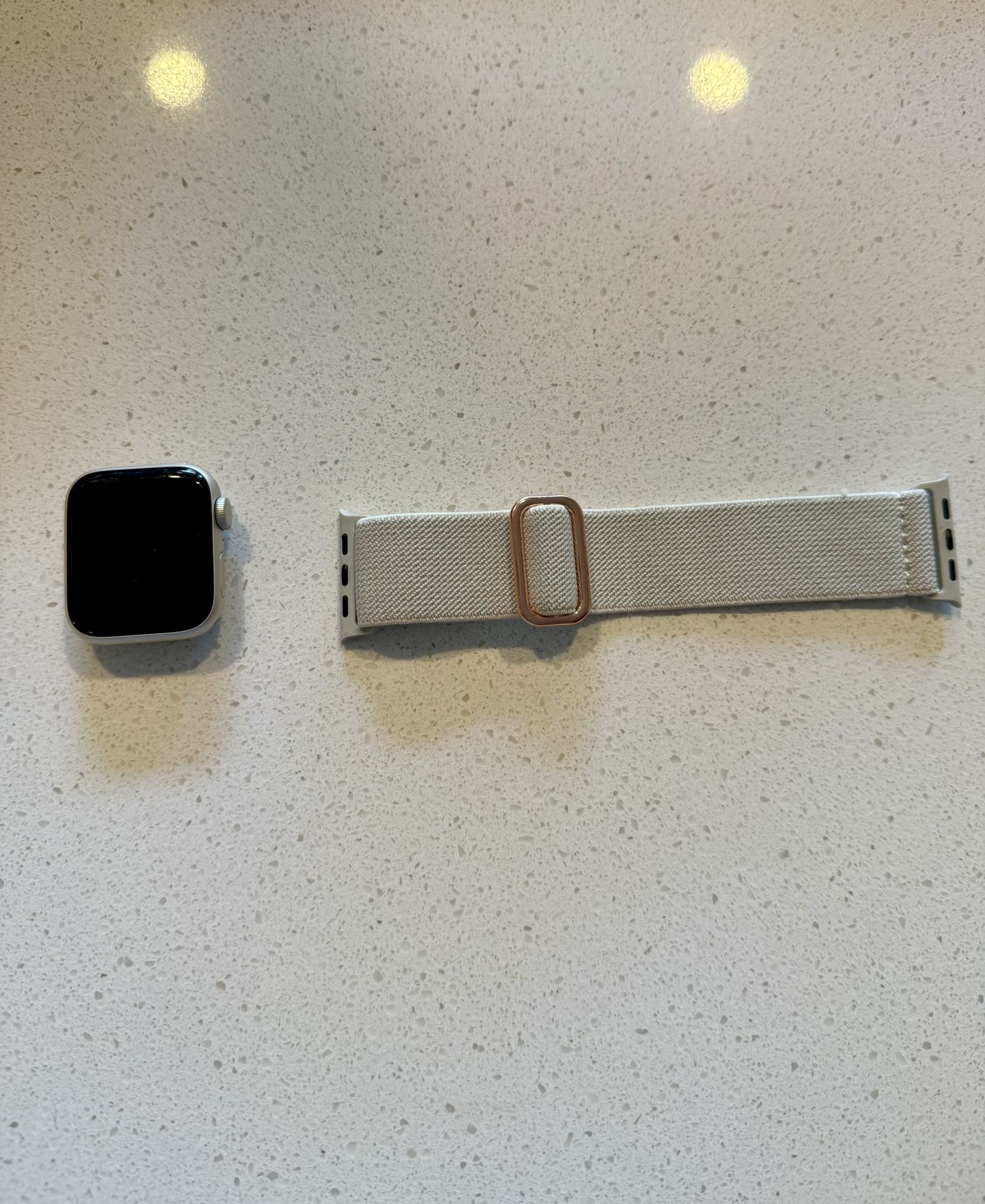 Apple Watch SE (2nd Gen) In Starlight 2022 40mm