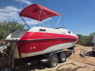 Deck boat