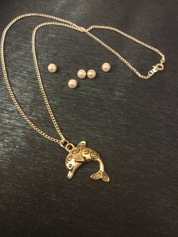 Dolphin necklace ππ¬ Silver plated chain & dolphin pendant. VERY Pretty π¬π