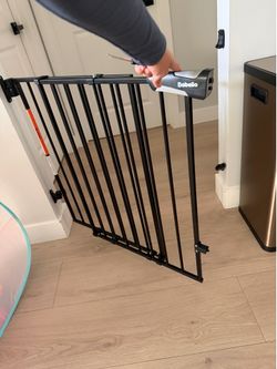 Baby safety gate