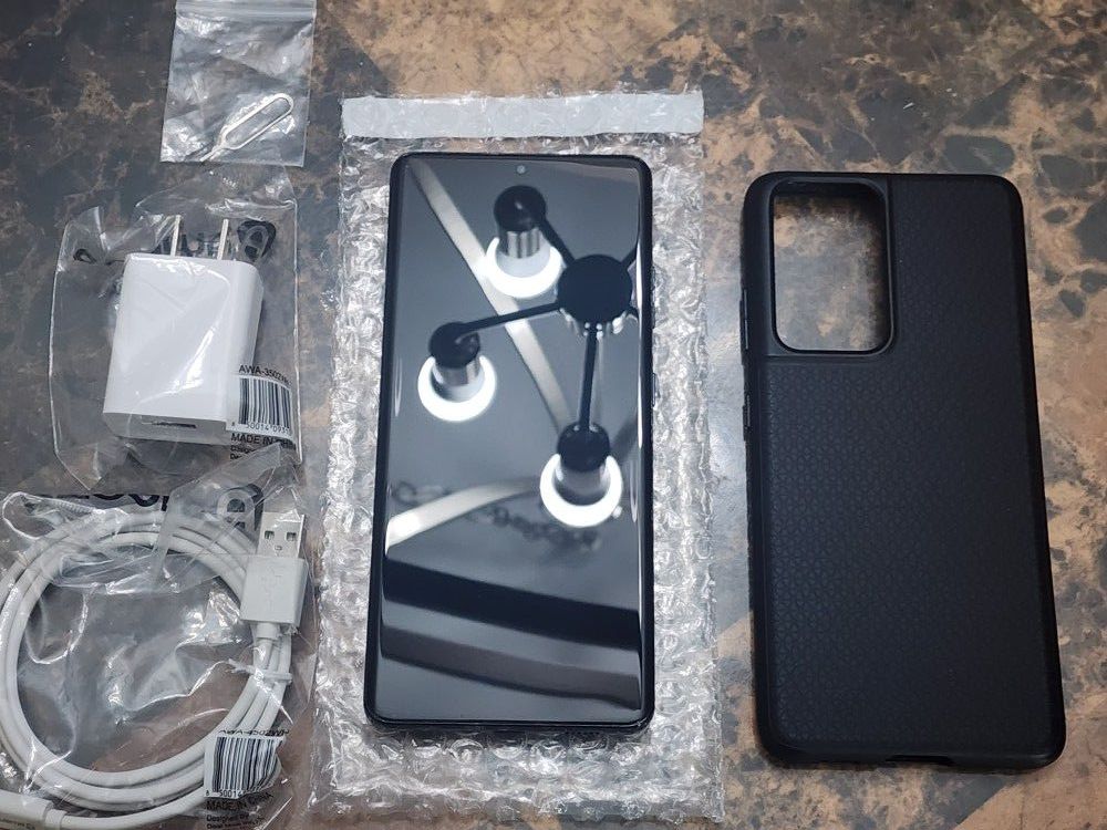 Unlocked Samsung Galaxy S21 Ultra 128 GB  (Spigen Case and Accessories) - Excellent Condition 