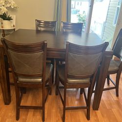 Dinning Table With Chairs. 