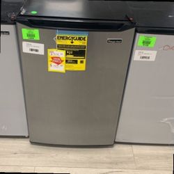 MAGIC CHEF HMTR450SE MINI FRIDGE  Y4 