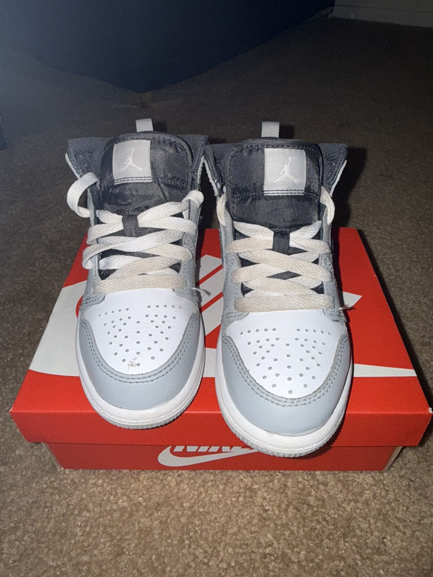 Jordan 1 Mids