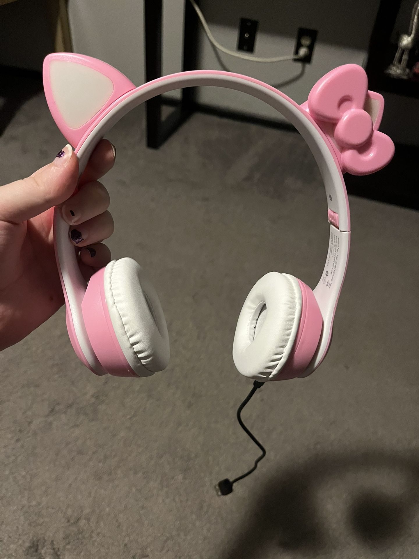 Hello Kitty Bluetooth Light up Wireless Headphones 