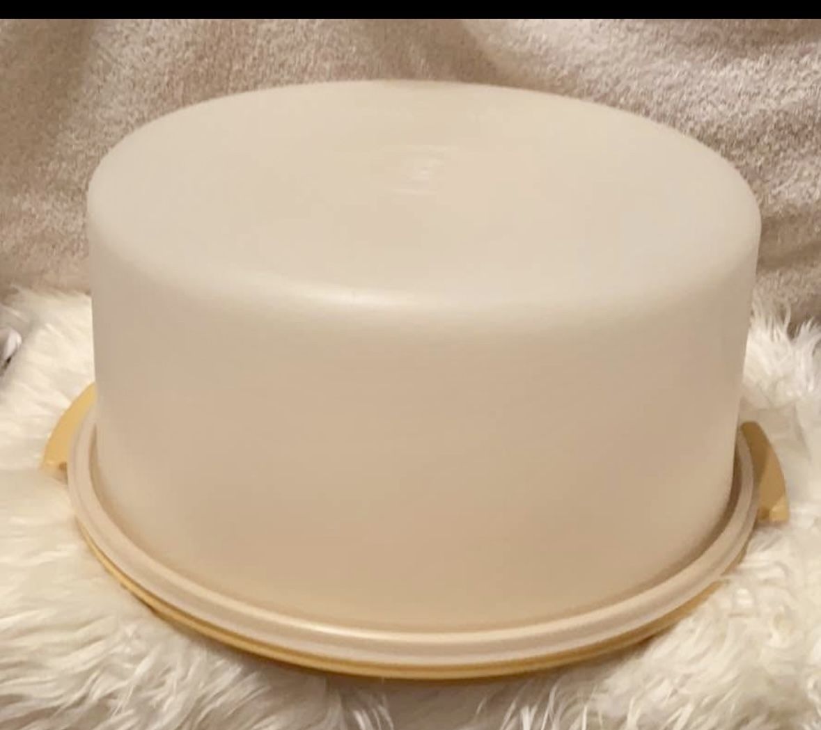 Vintage 12” Tupperware cake keeper