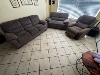 Tengo este set juego de sala uno es reclinable eléctrico en buenas condiciones