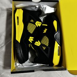 Air Jordan Four Retro Grade School Size 5Y Tour Yellow