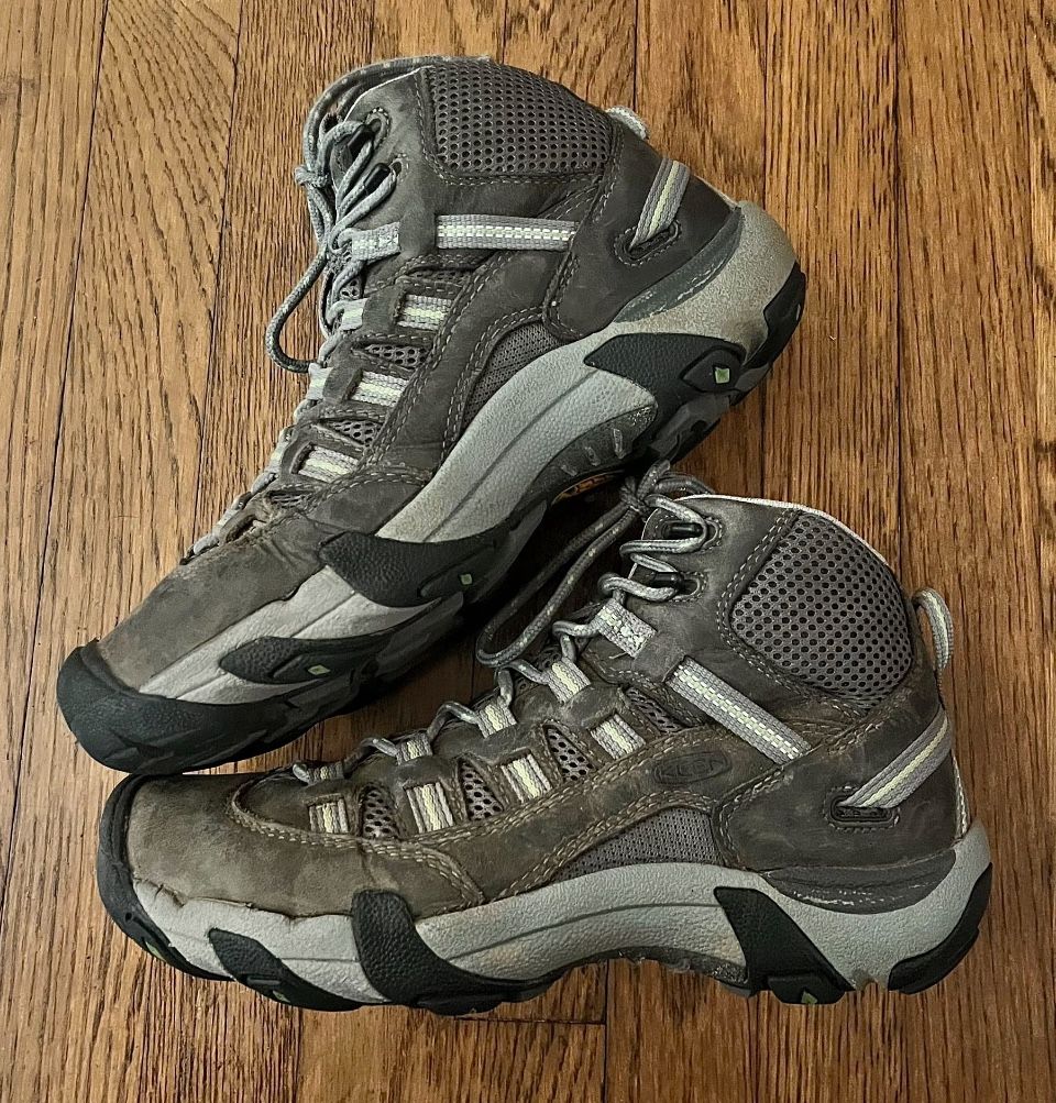 WOMENS KEEN HIKING BOOTS