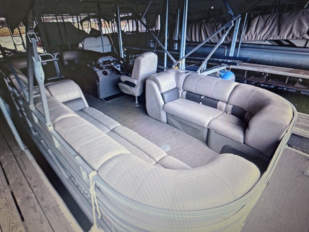 2020 Sun tracker Pontoon