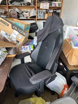 Secretlab TITAN Evo gaming chair used but in good shape