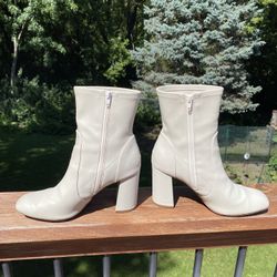 Cream-Color Women’s Boots; size 10