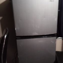 Magic Chef Mini Refrigerator With Freezer