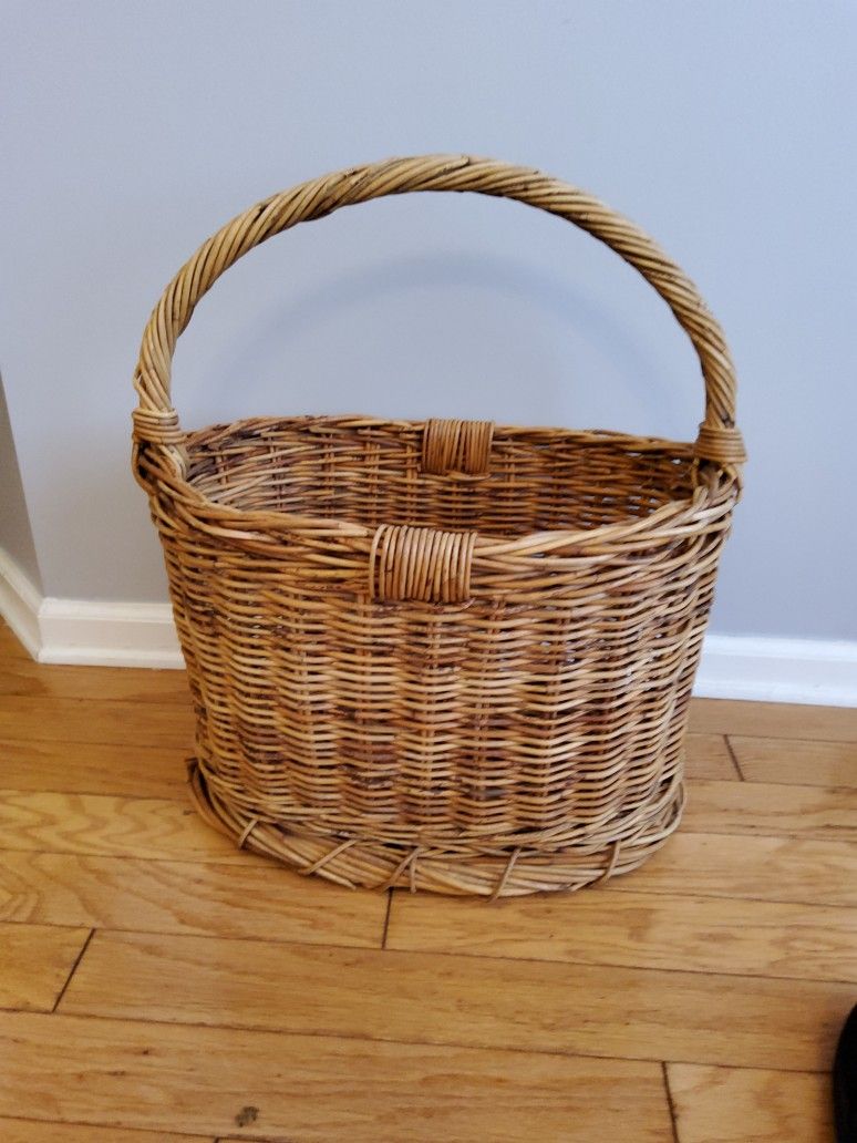 A Nice Basket That You Could Do Alot With. Size . 21"× 19 X 22 .