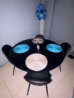 Round dinning table with four seats