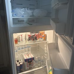 Frigidaire 18.3-cu ft Top-Freezer Refrigerator ( White )