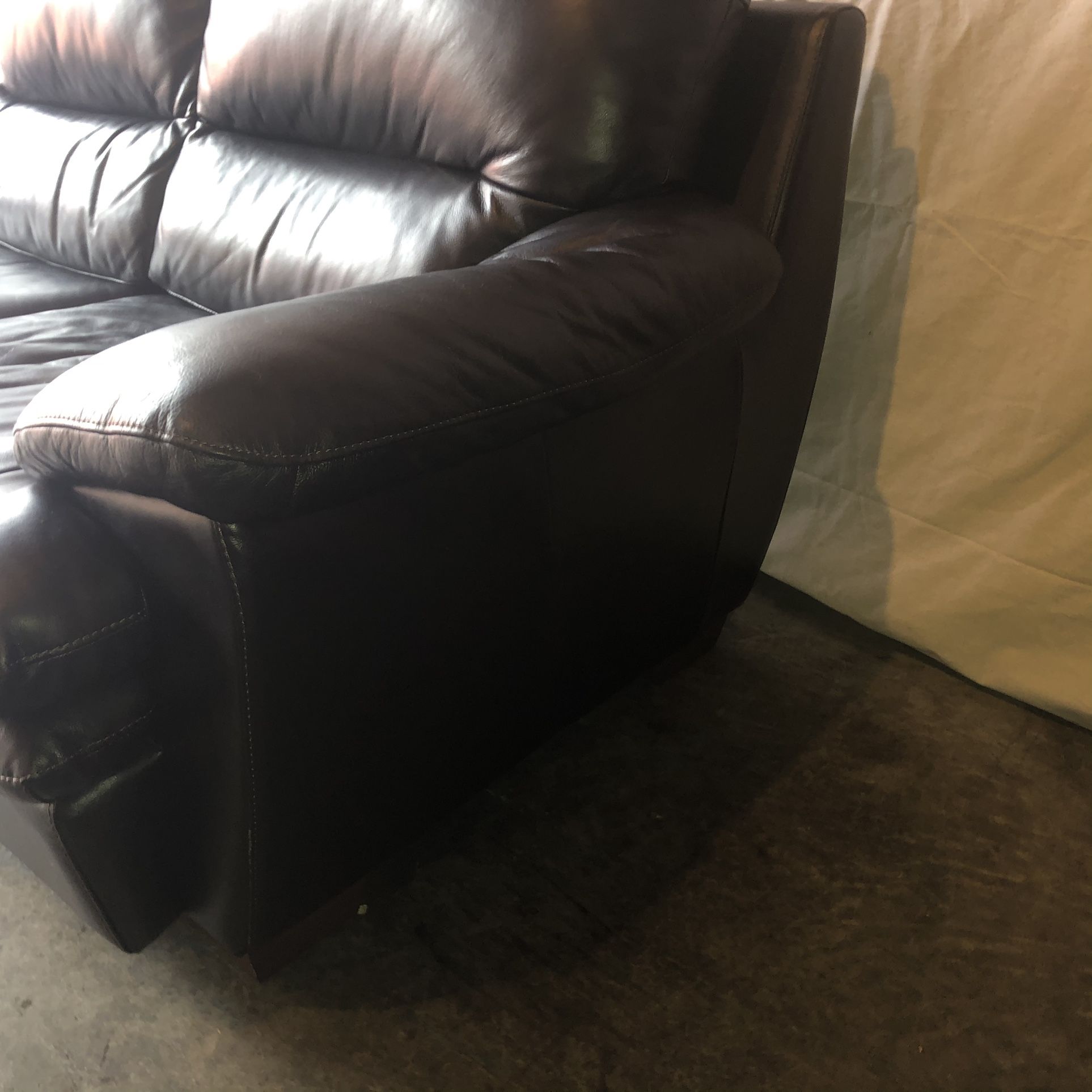 Genuine Leather Dania Couch ( Delivery Available ) for Sale in Seattle