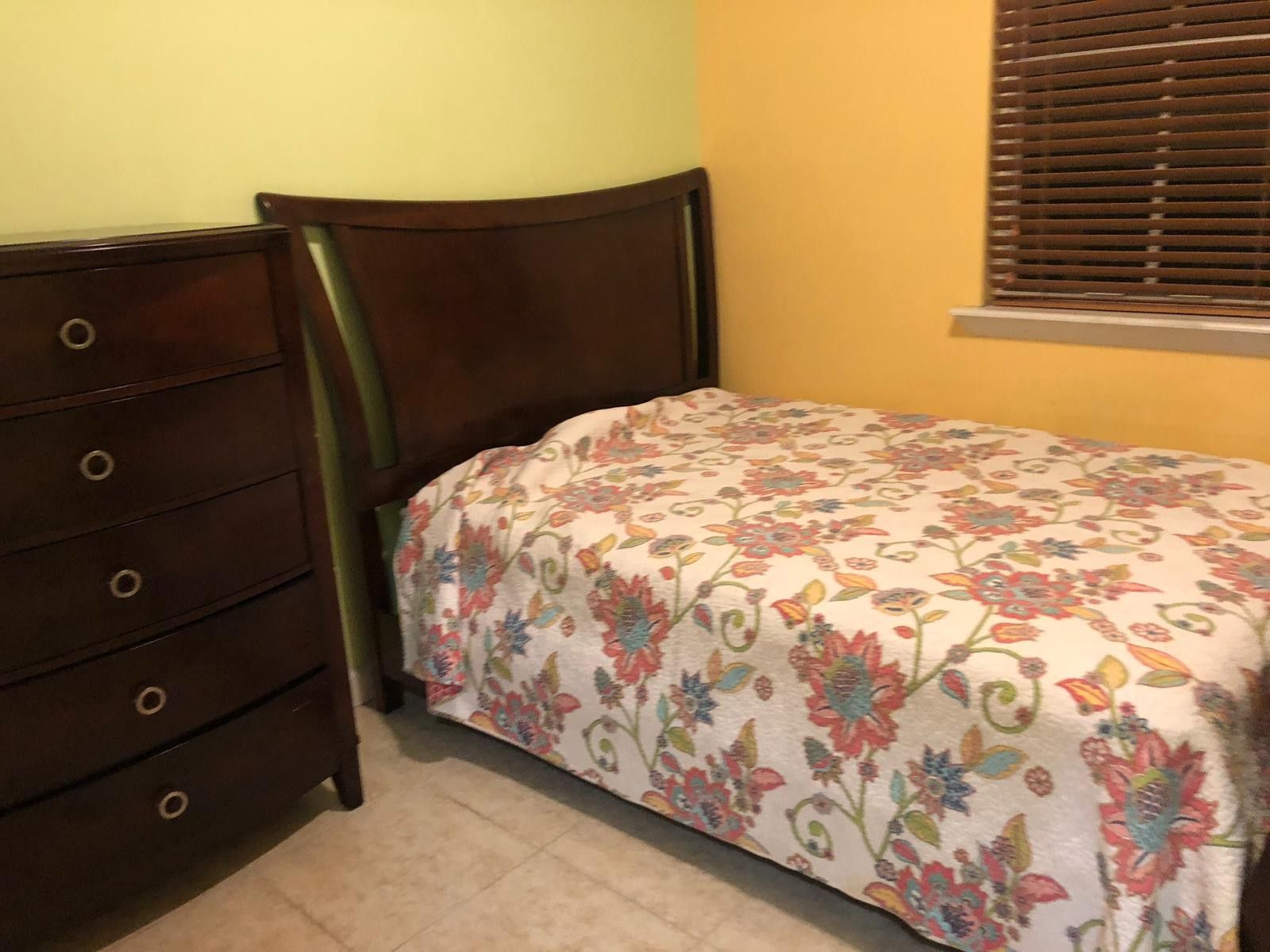 Juego de cuarto queen con colchones.