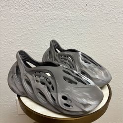 Yeezy Foam Runner MX Grey / Black 4Y
