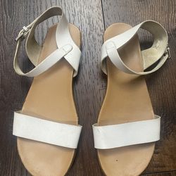 Women’s white sandlas size 8
