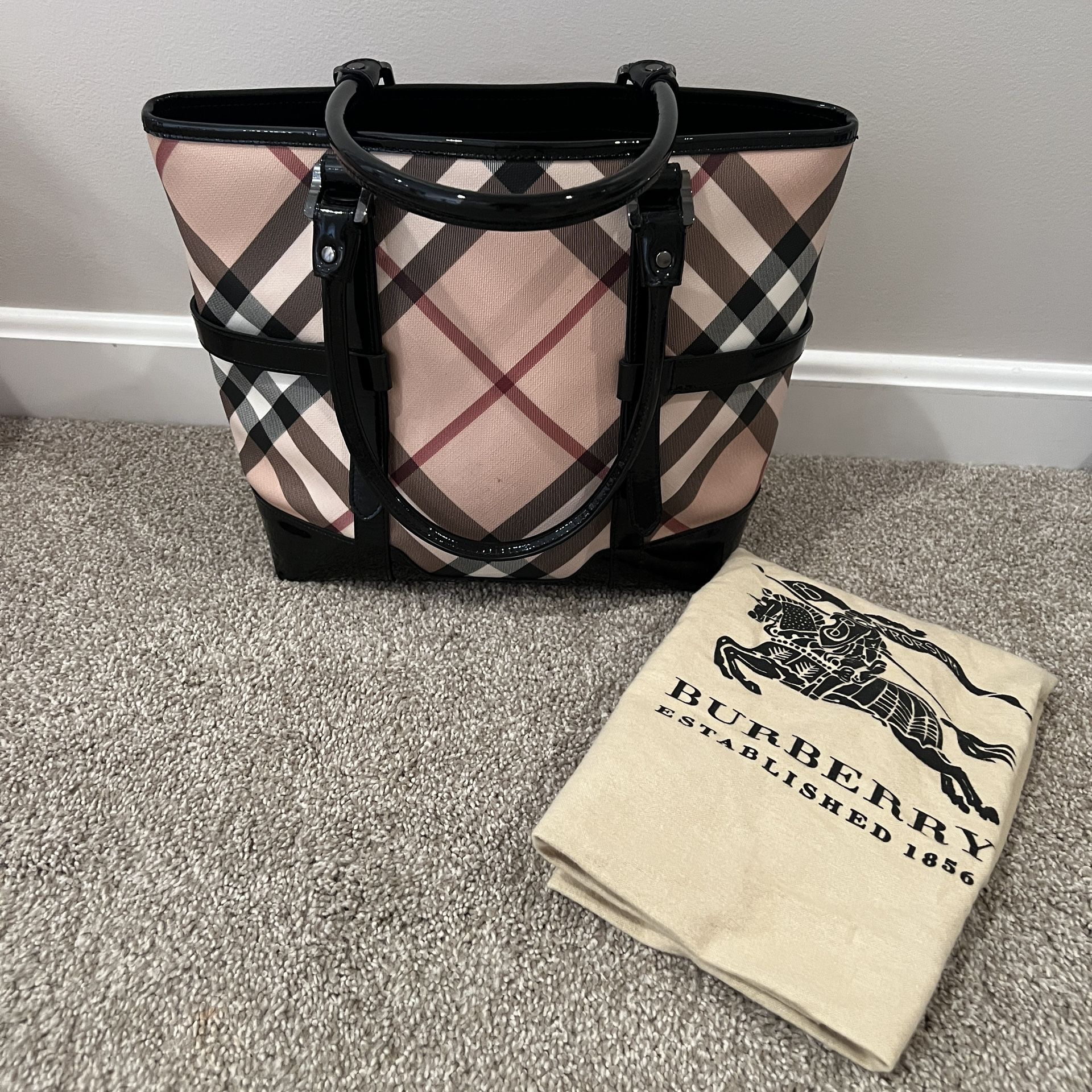 Beige Nova Check Tote Handbag for Sale in Cranberry Township, PA -